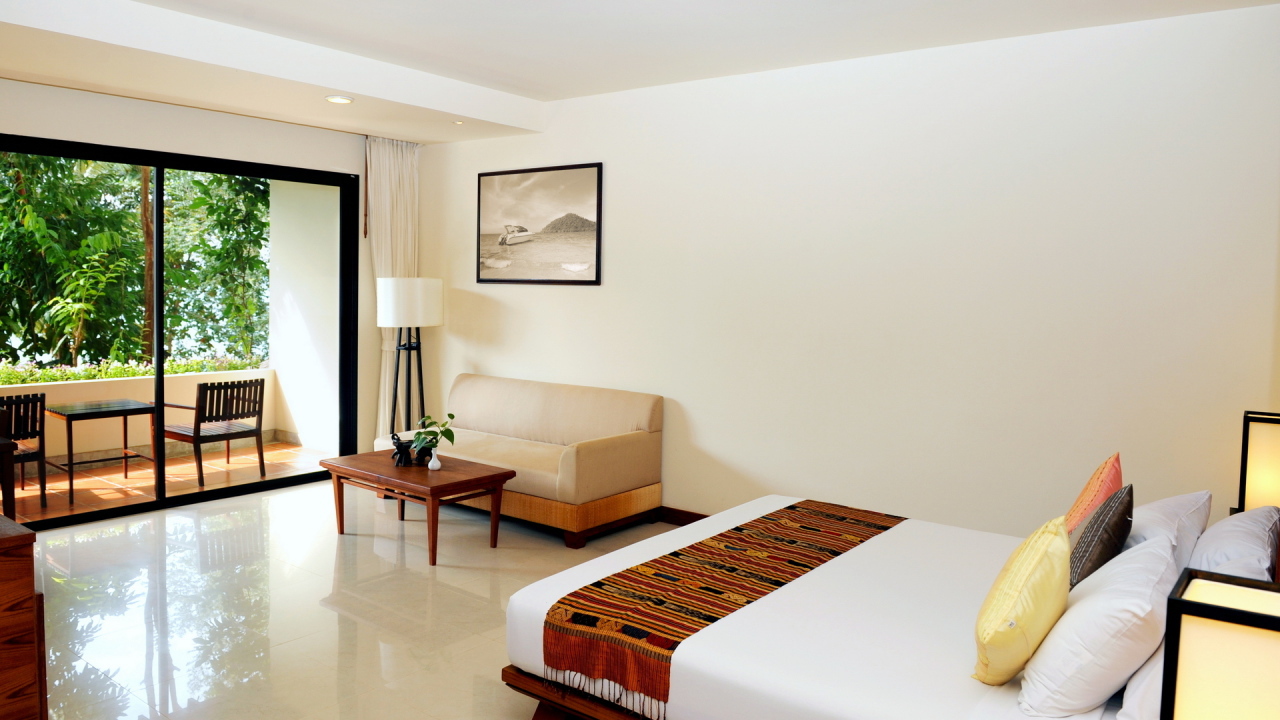 Светлая спальная комната