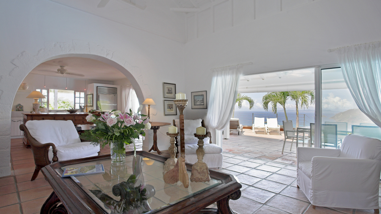 Вилла на берегу