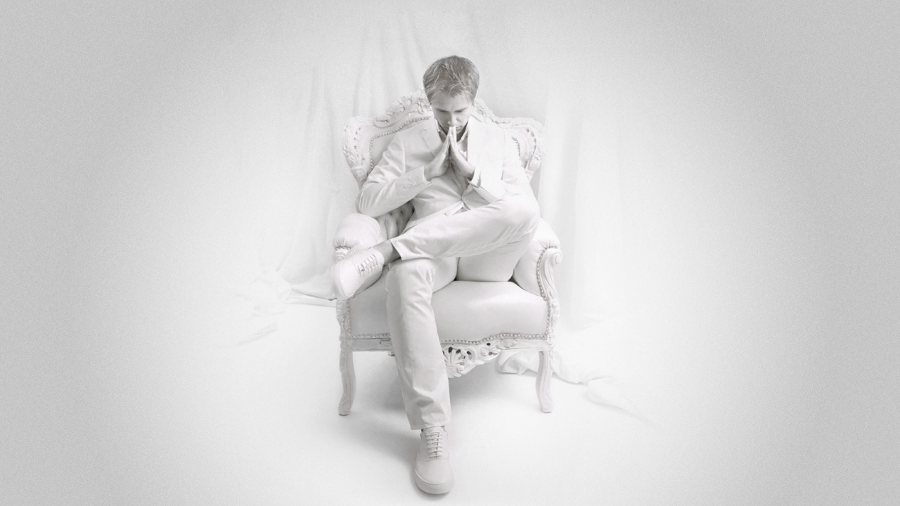 Мужчина в белом