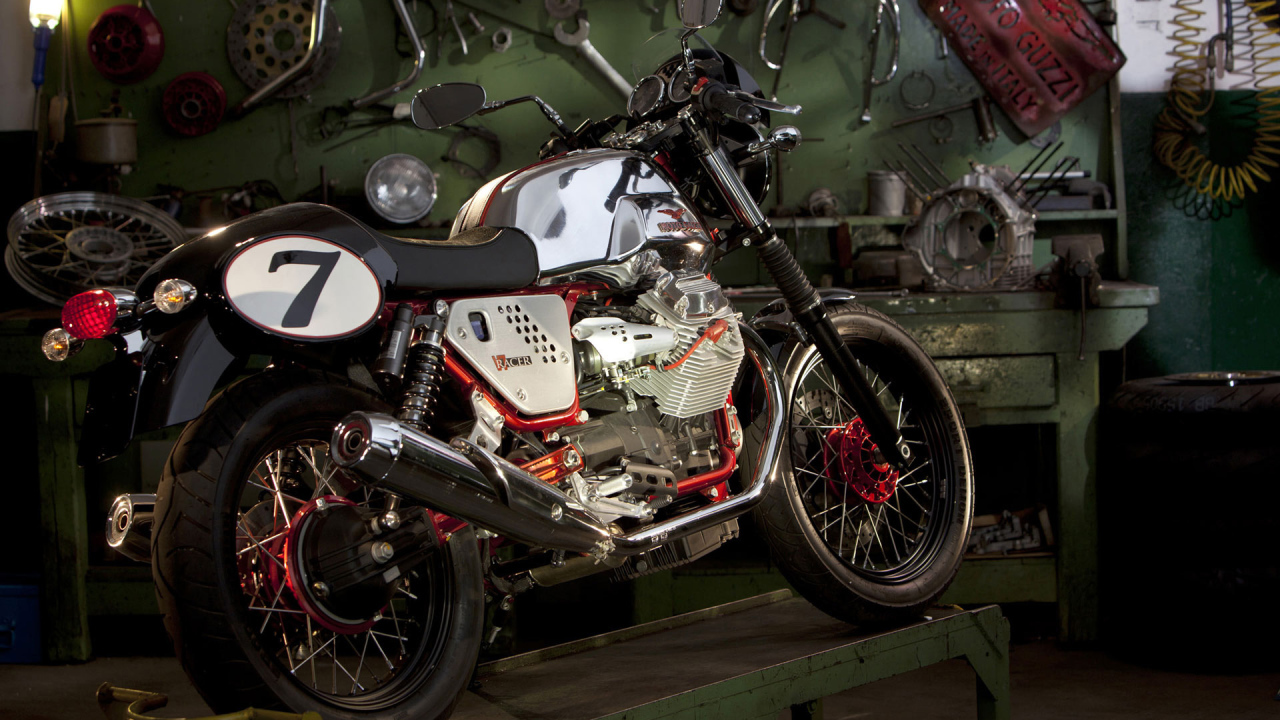 Moto Guzzi v7racer в гараже