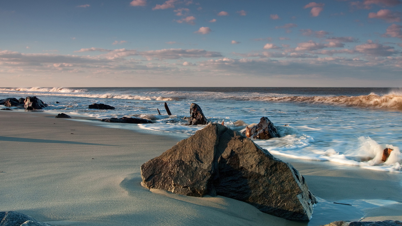 Камни на берегу