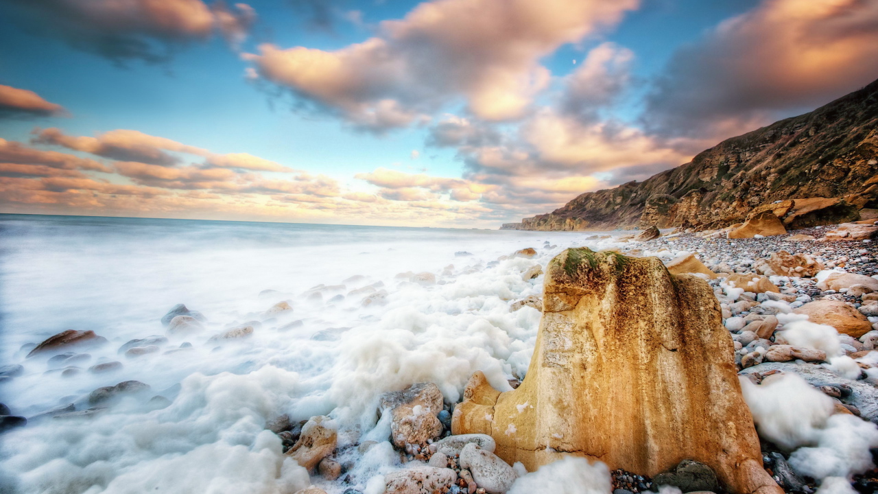 Камни на пляже