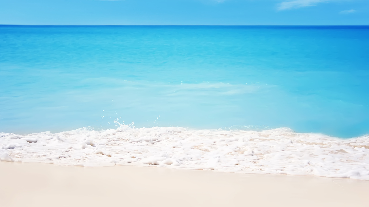 Белый песок на берегу