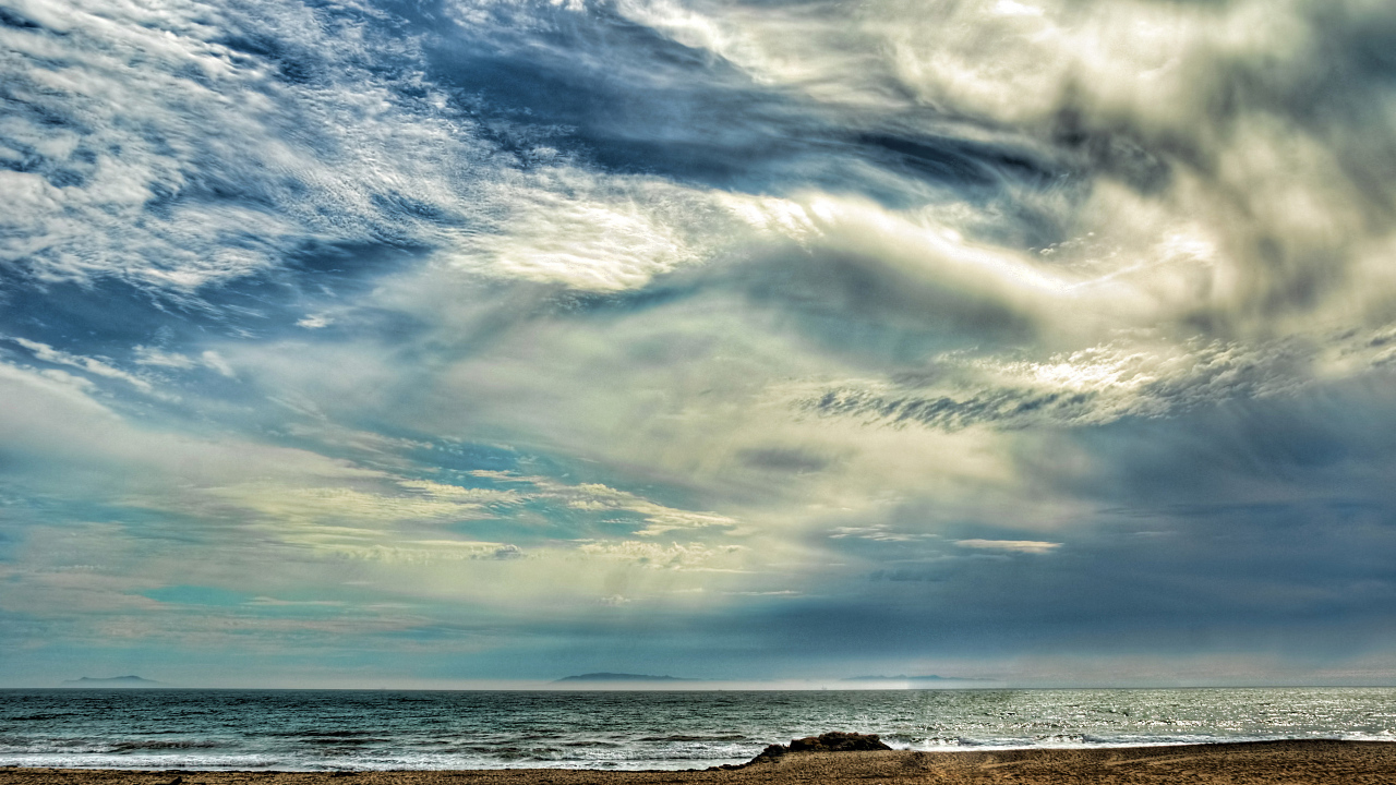 Красивые облака над пляжем