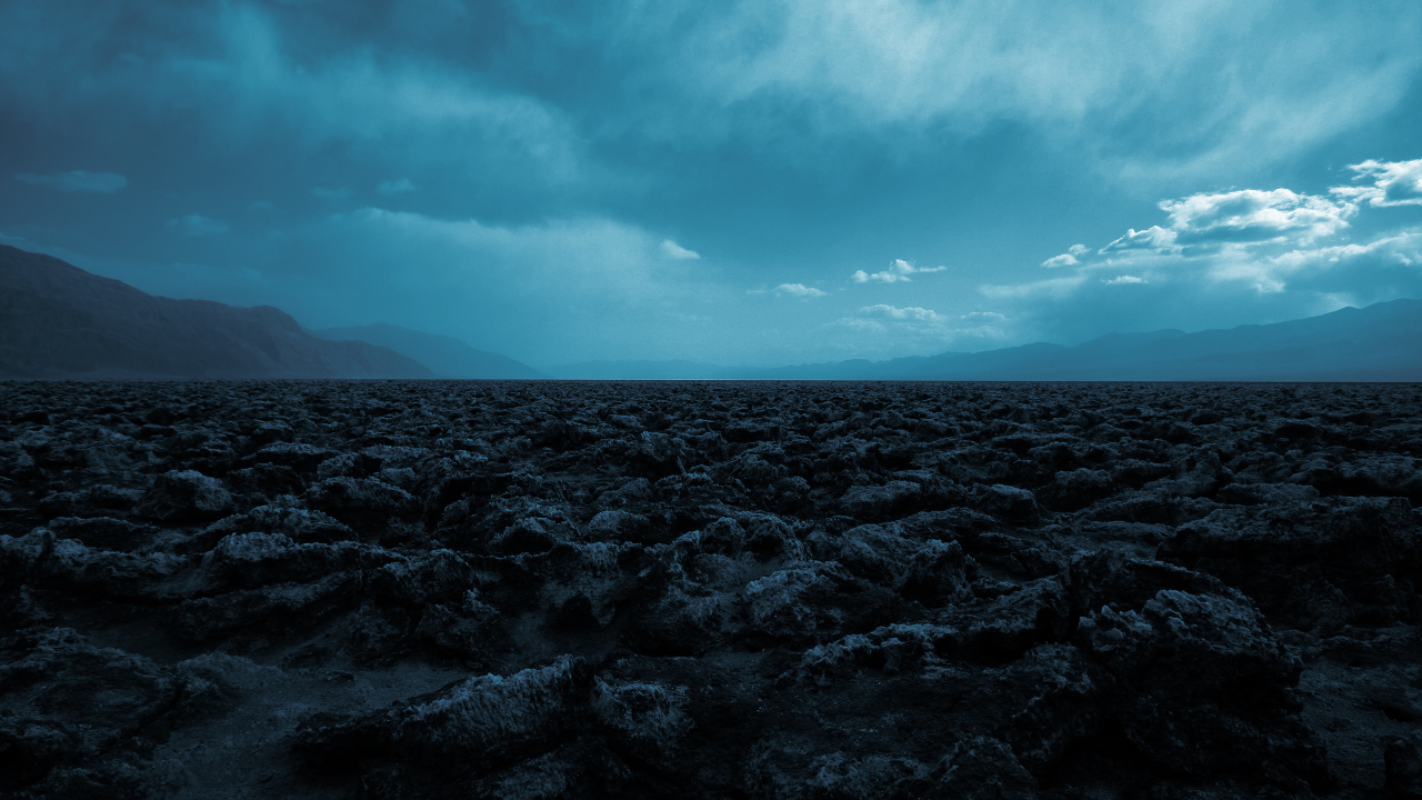 Синее небо над камнями