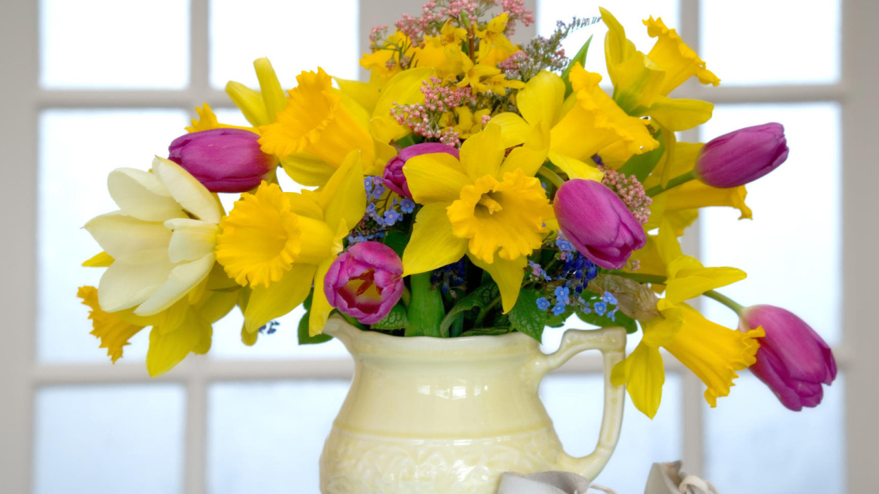 Кувшин с цветами