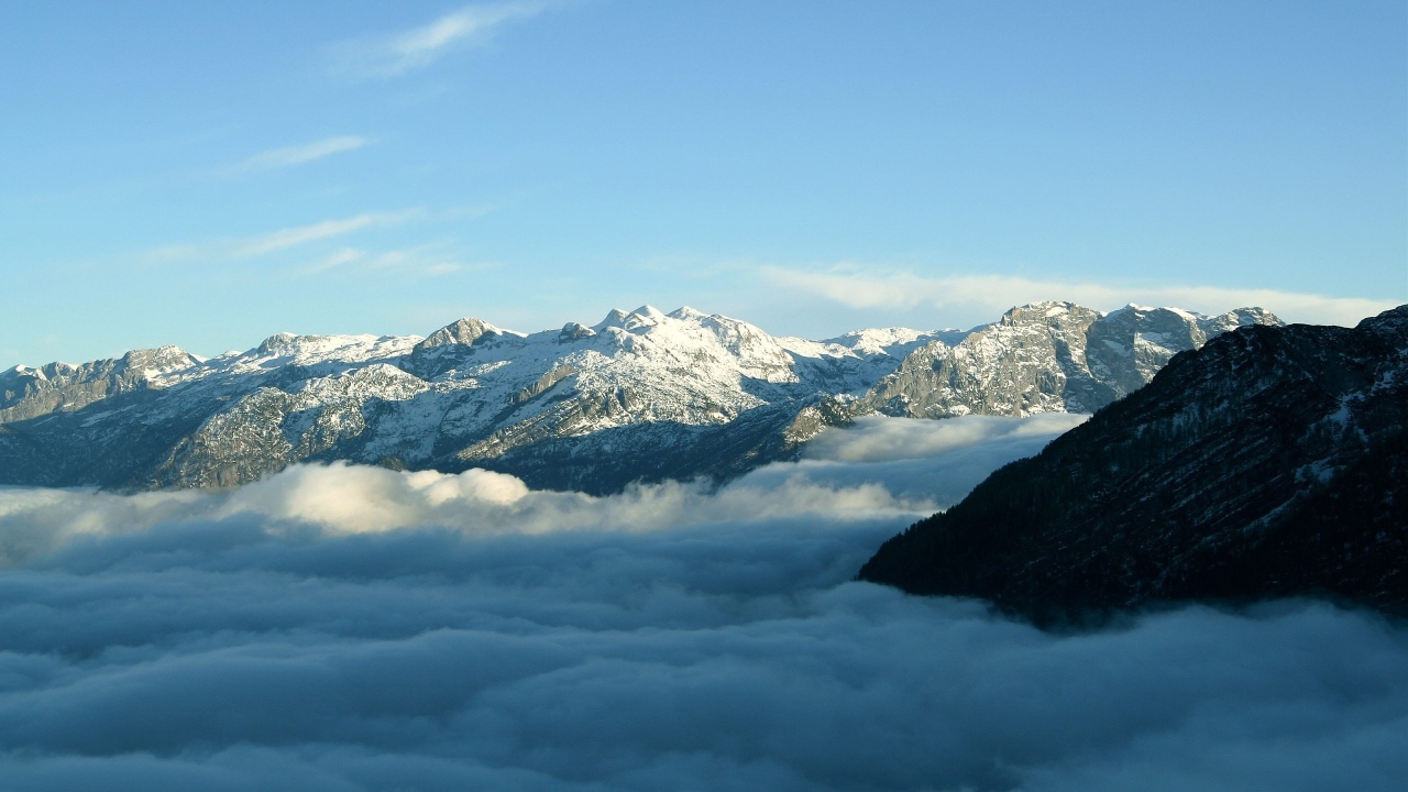 Туман у подножия гор