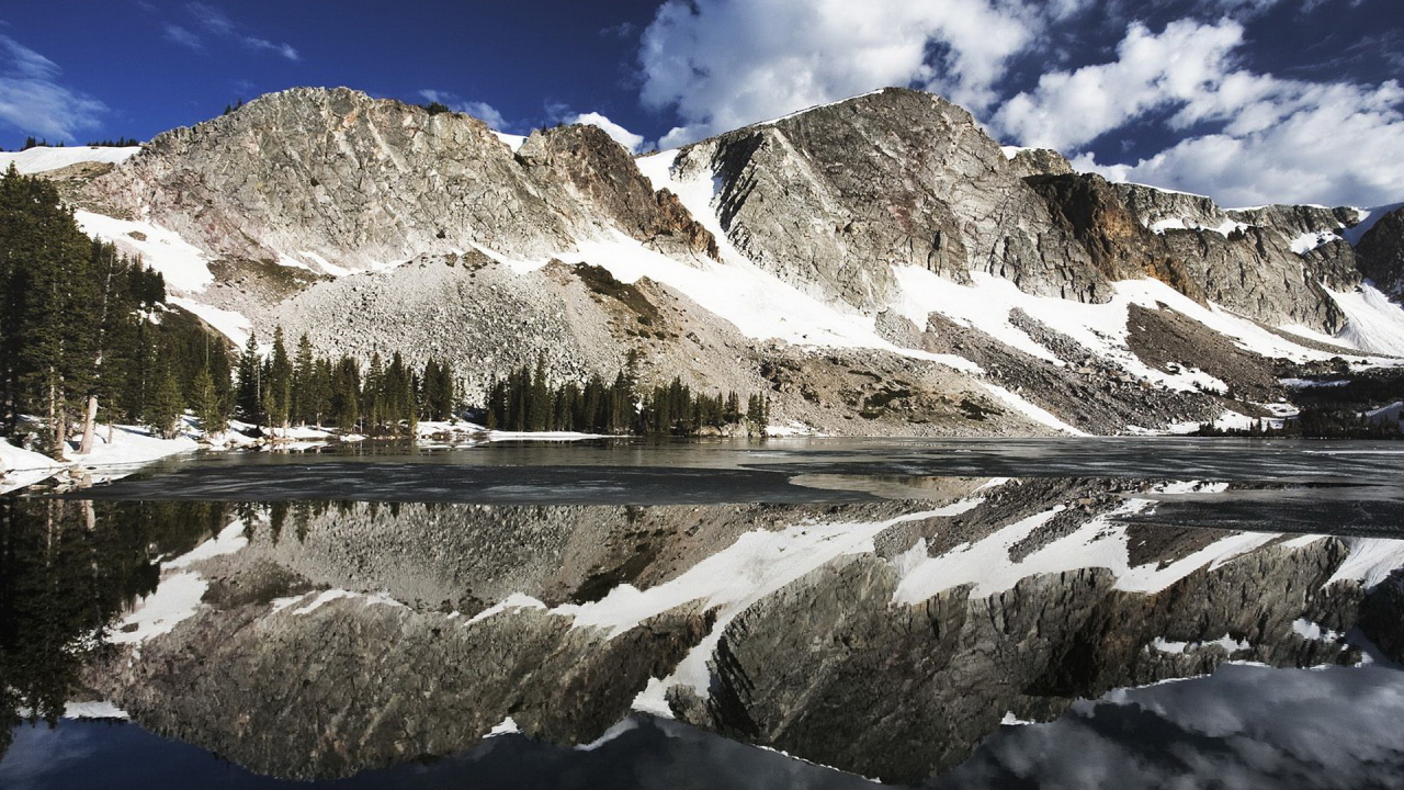 Горы и озеро