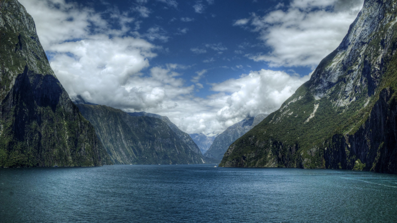 Горы и река