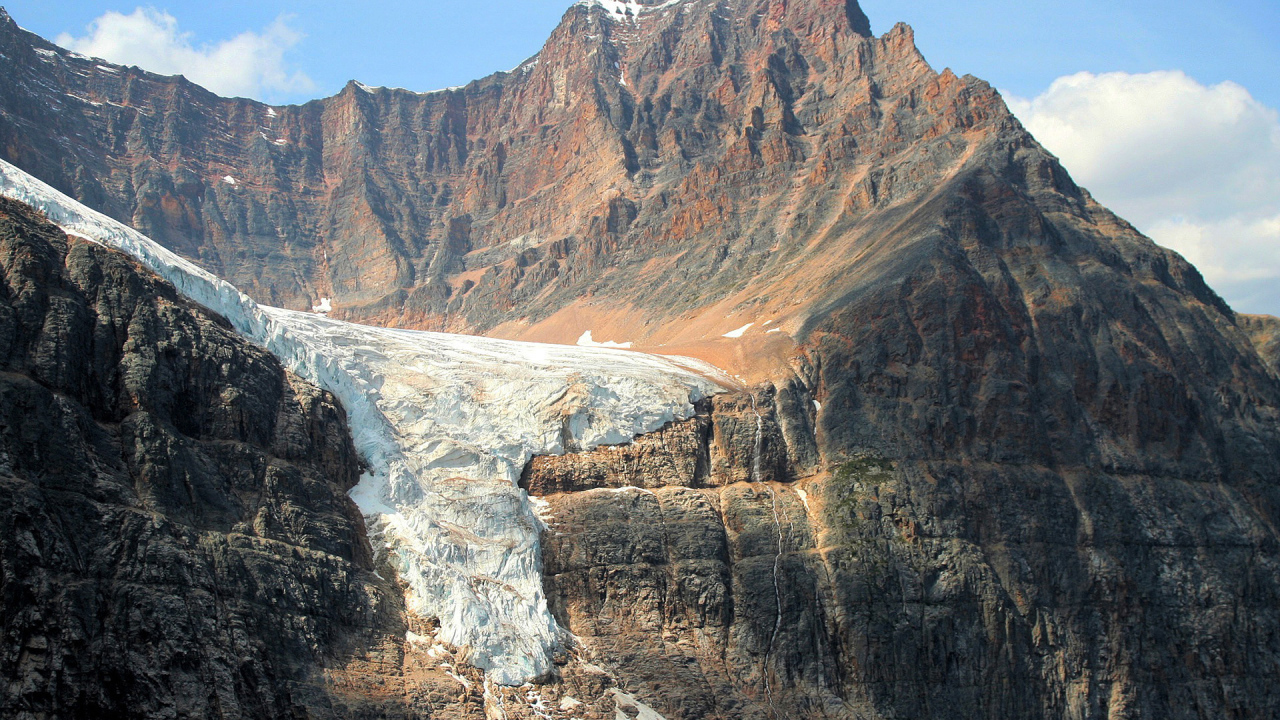 Снег в горах