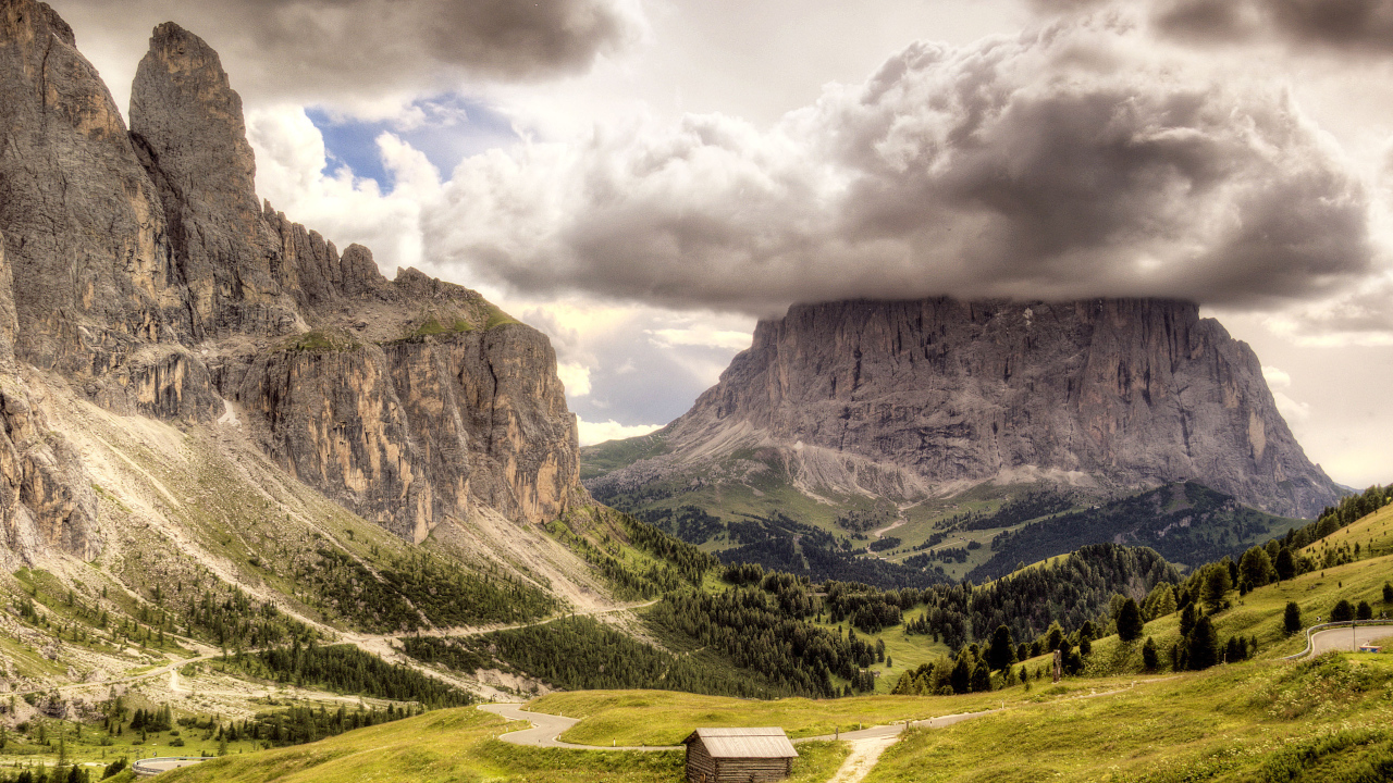 Долина среди скал