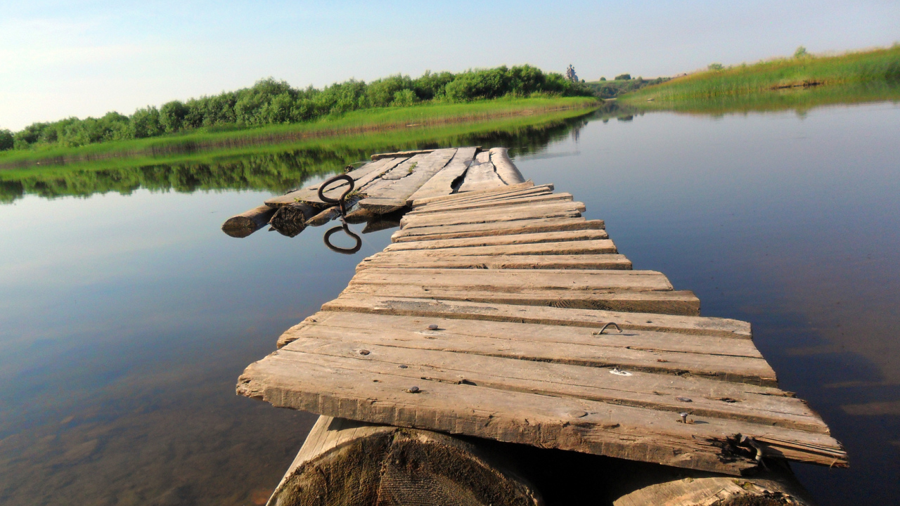 Плот на озере