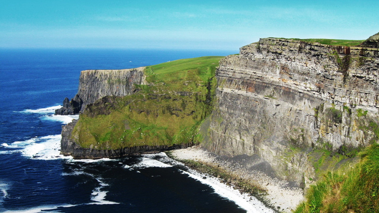 Скалы на берегу