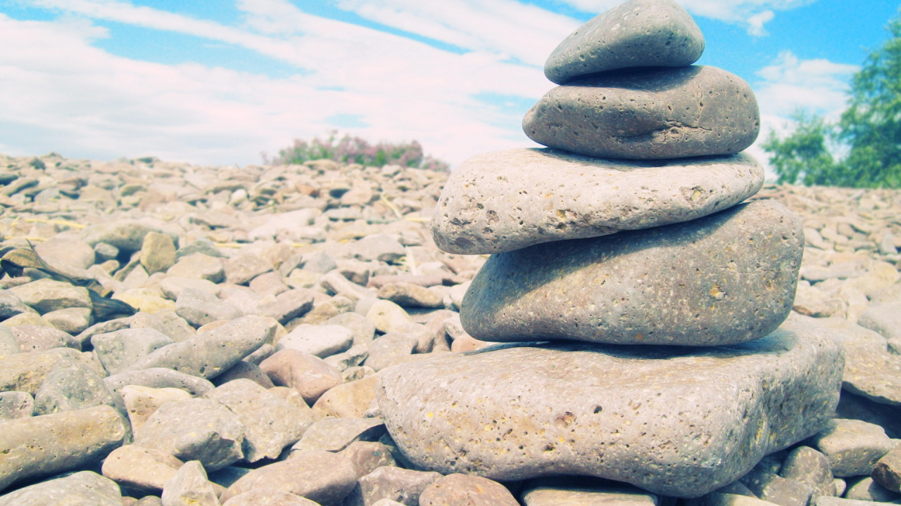 Камни на берегу