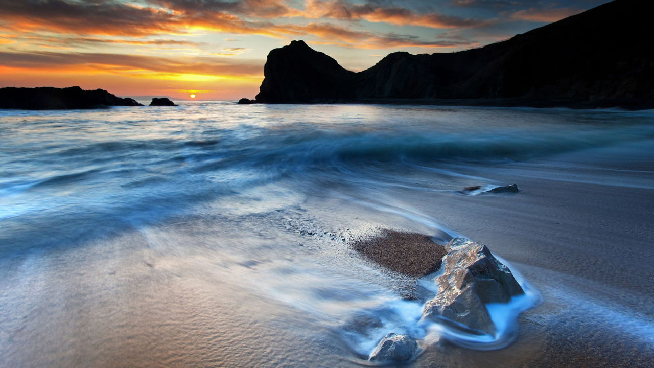 Песчаный берег на закате