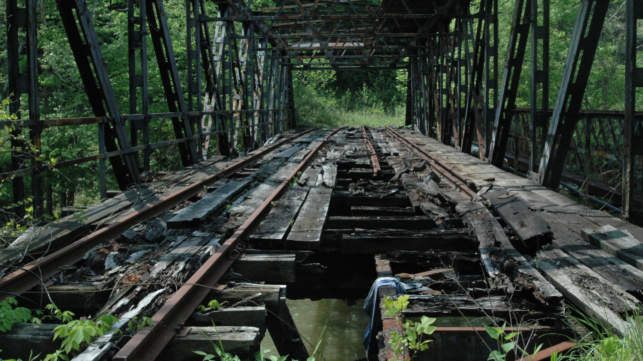 Разрушенная железная дорога