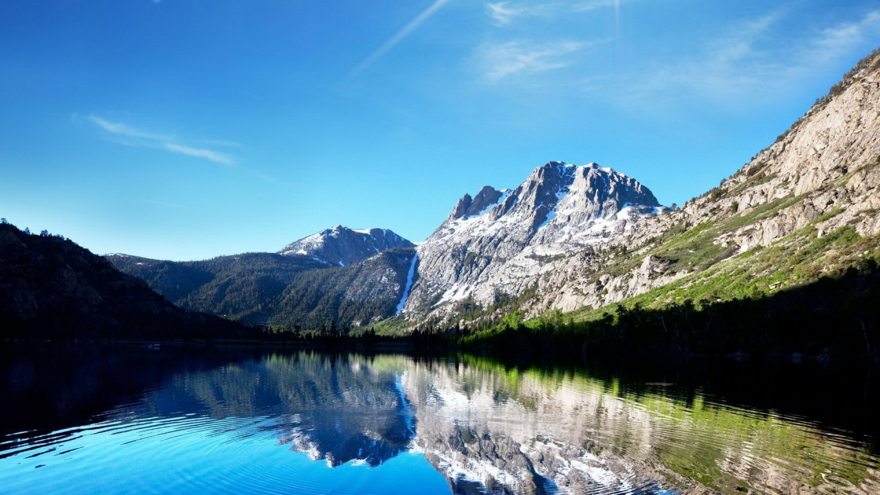 Озеро среди гор