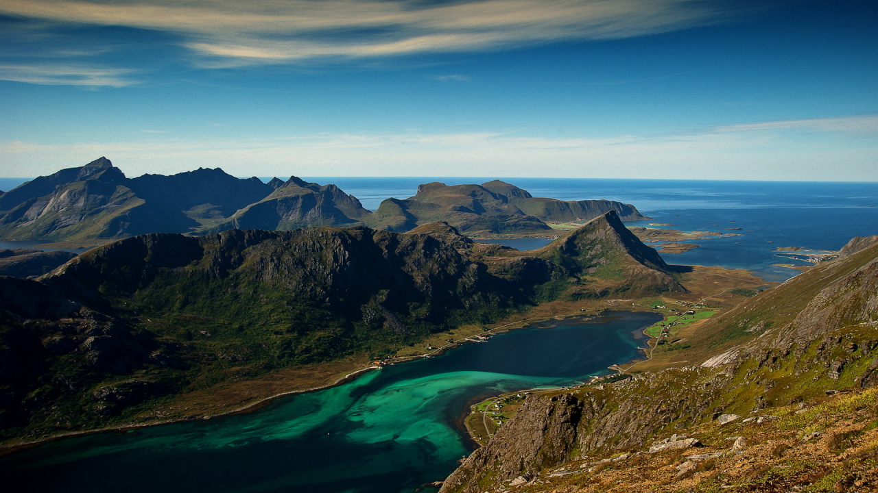 Горы на берегу