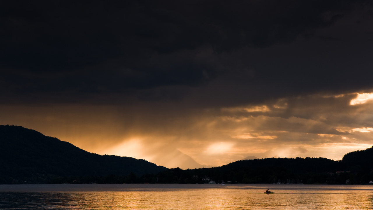 Закат на озере