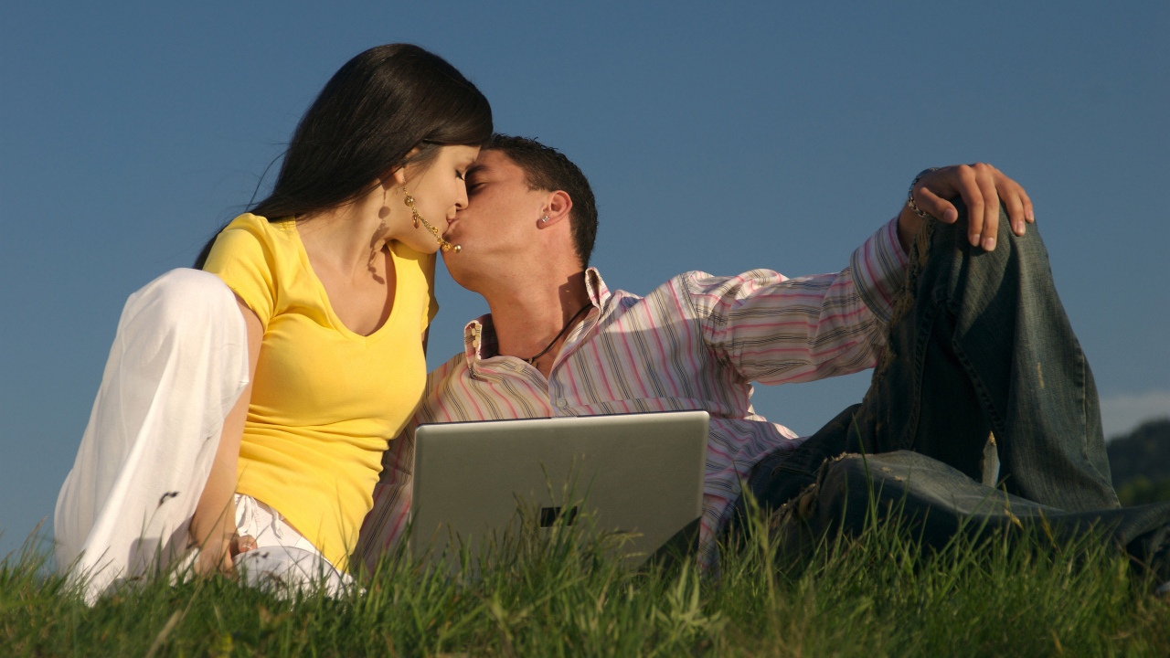 Пара, поцелуй, ноутбук