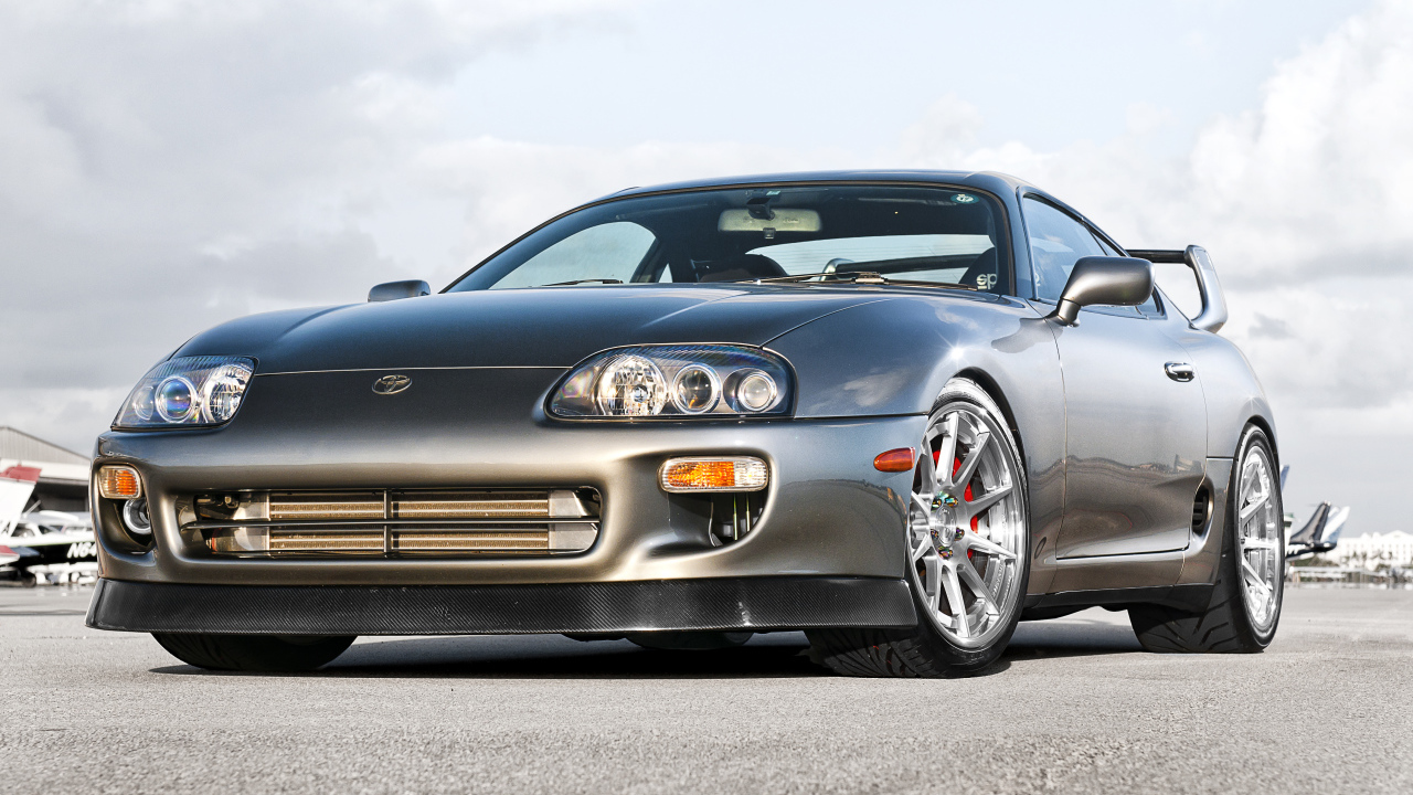 Серебристая Toyota Supra