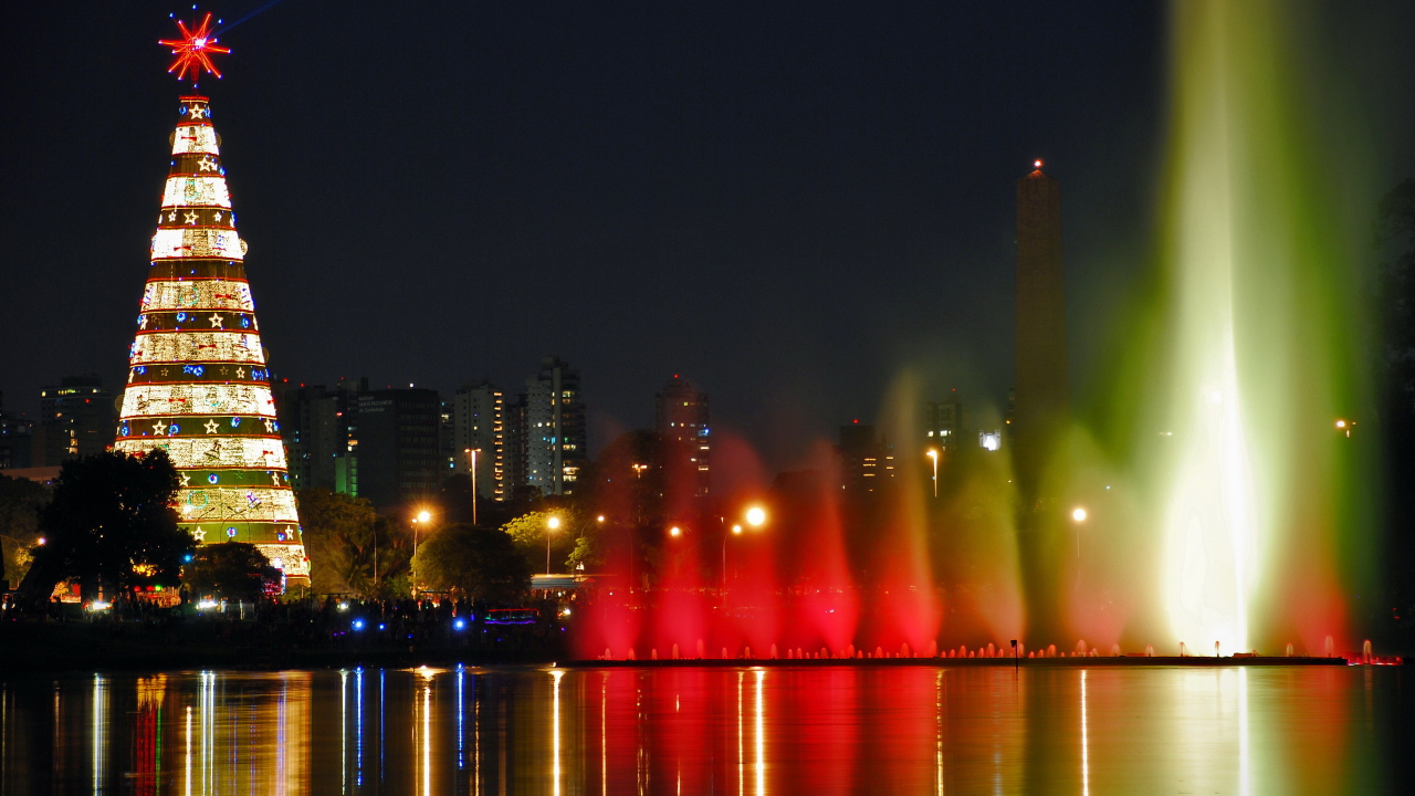 Новогодняя елка в городе