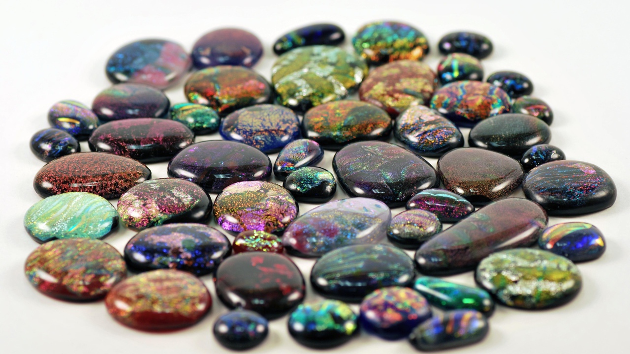 Перламутровые камни