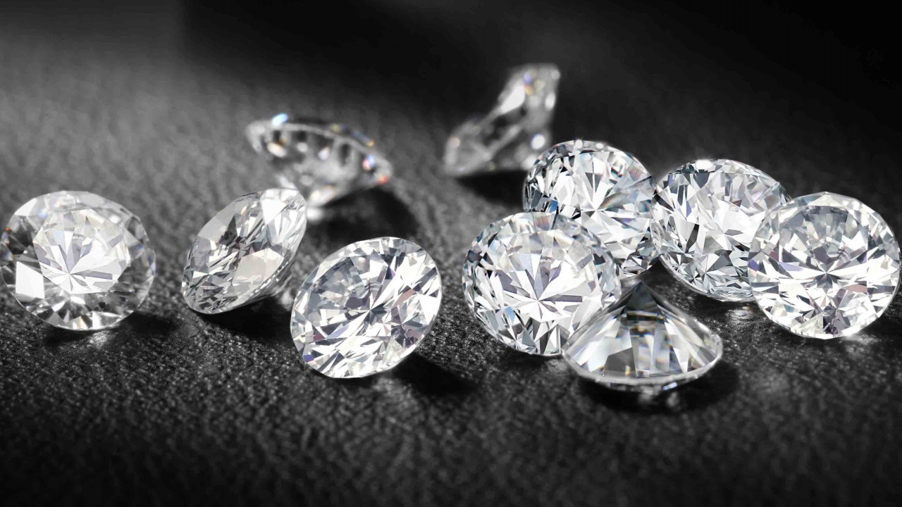 Бриллианты на черной коже