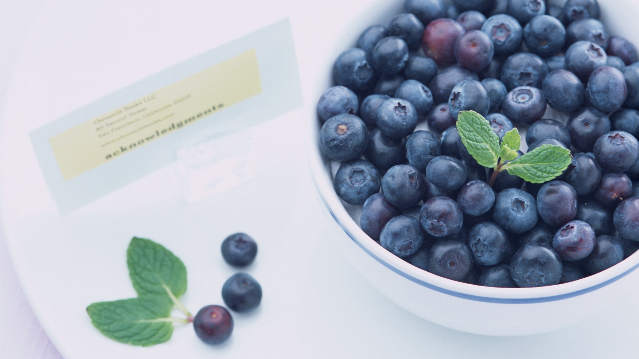 Черника в тарелке