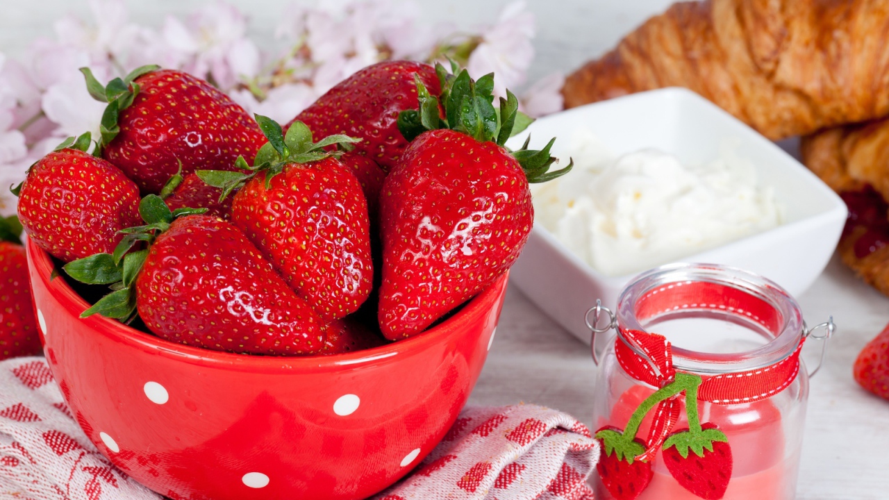 Клубника со сметаной