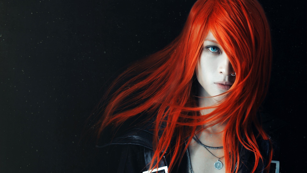 Красноволосая