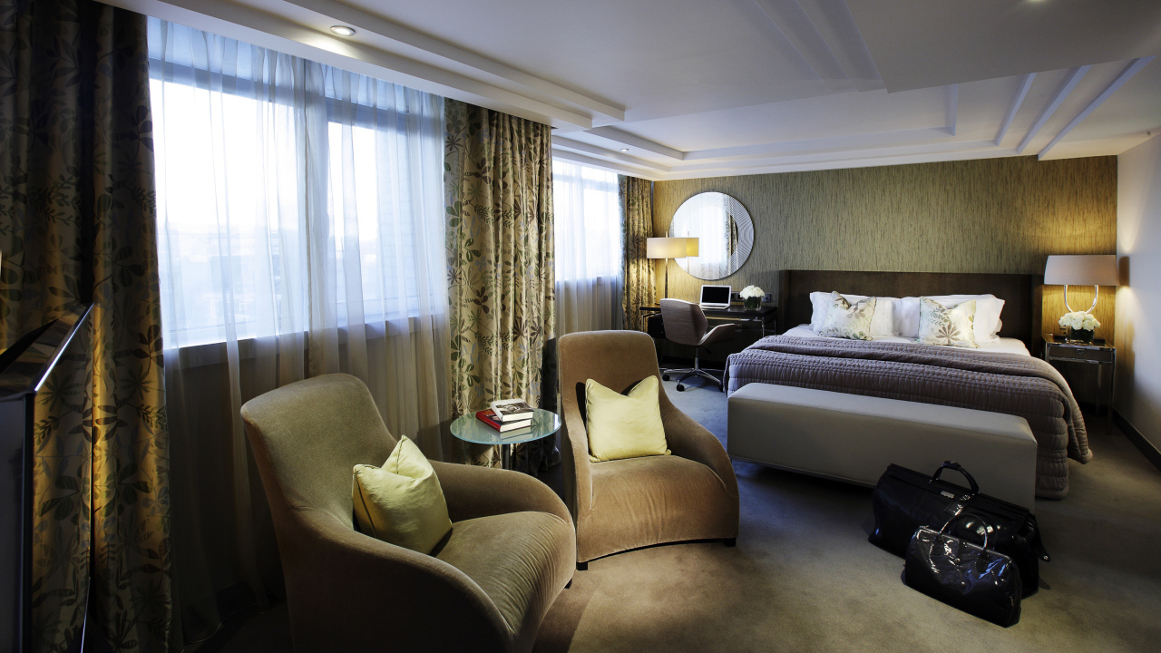 Бежевый интерьер спальни