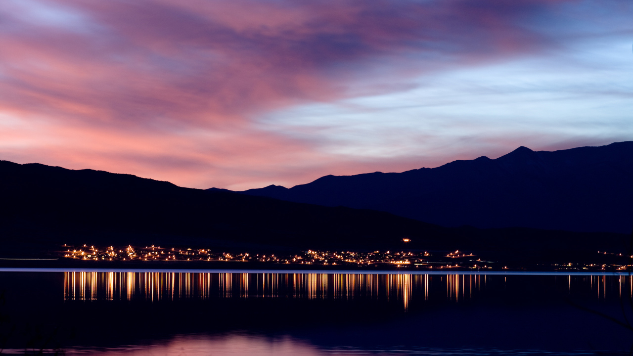 Город у подножия гор