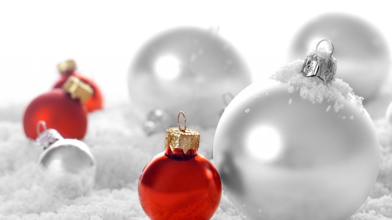 Новогодние игрушки в снегу