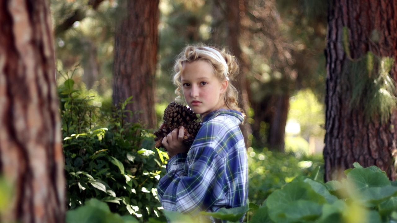 Девочка среди деревьев