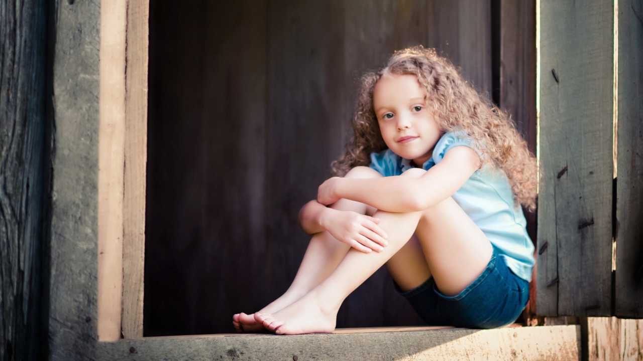 Девочка на окне