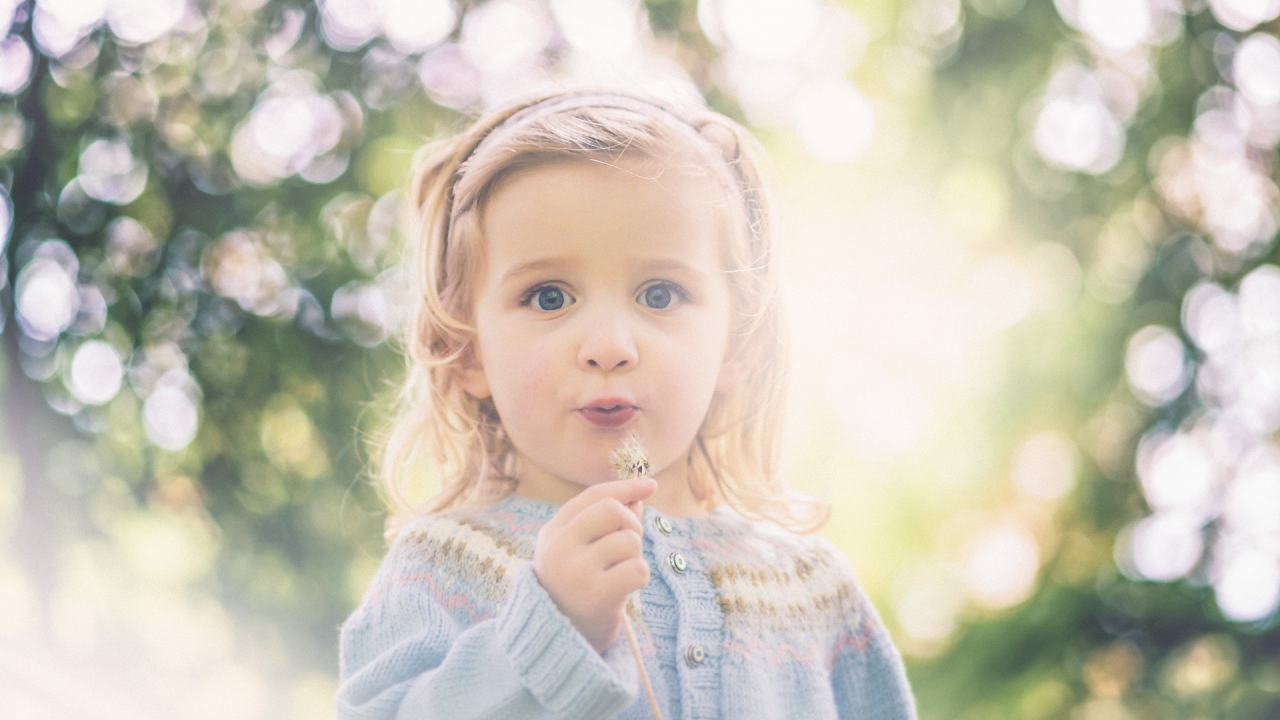 Девочка с одуванчиком