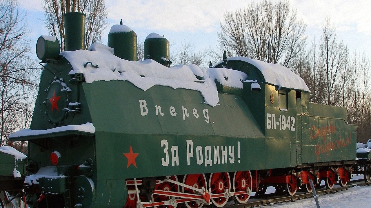 Наш бронепоезд стоит на запасном пути