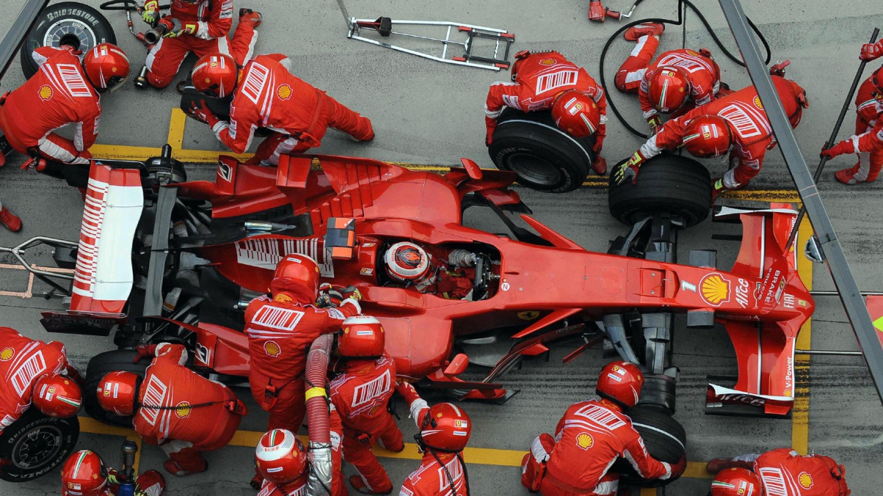 Формула один смена колес и заправка