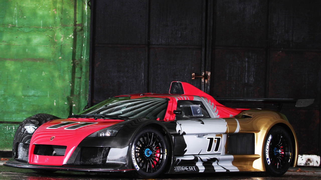 Автомобиль у гаража