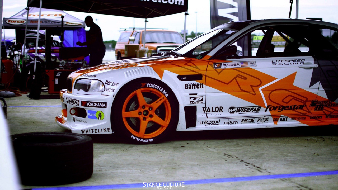 Автомобиль BMW готовится к гонкам