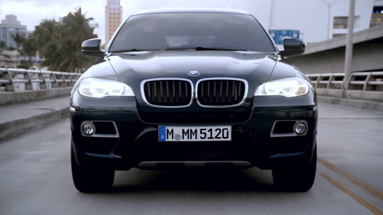 Черный BMW X4 кроссовер