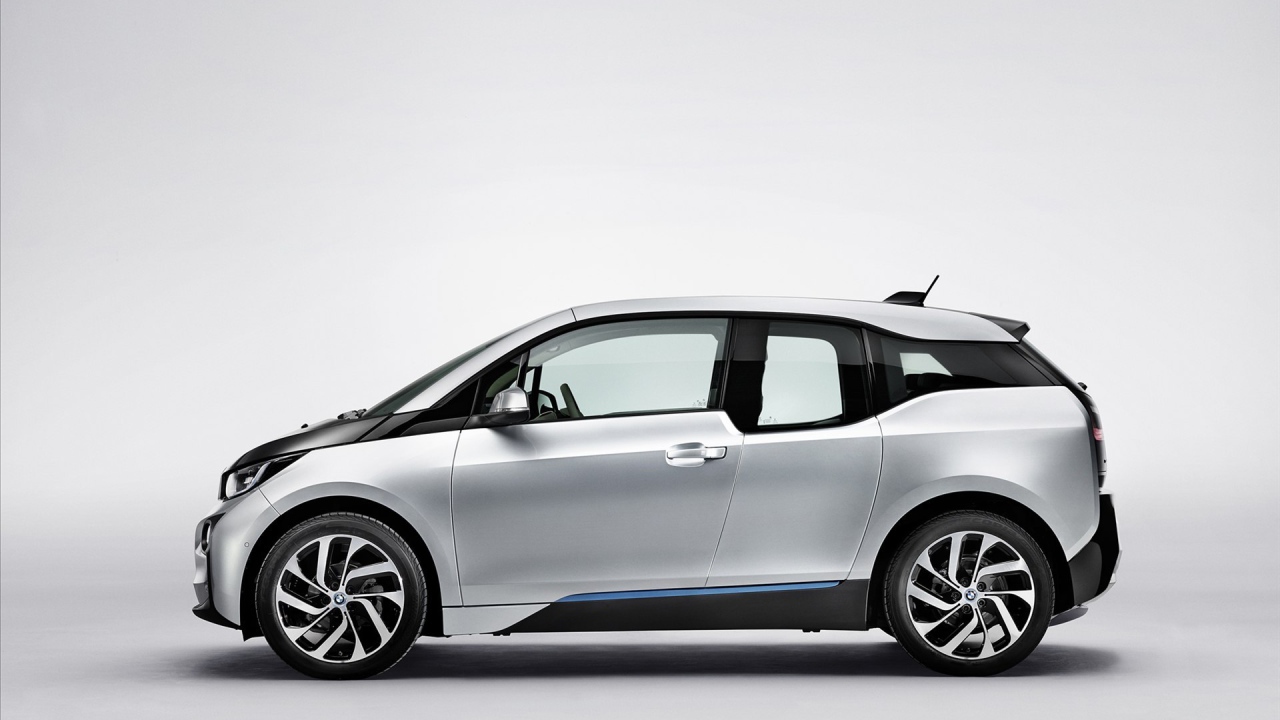 Серебряная BMW i3 со стороны
