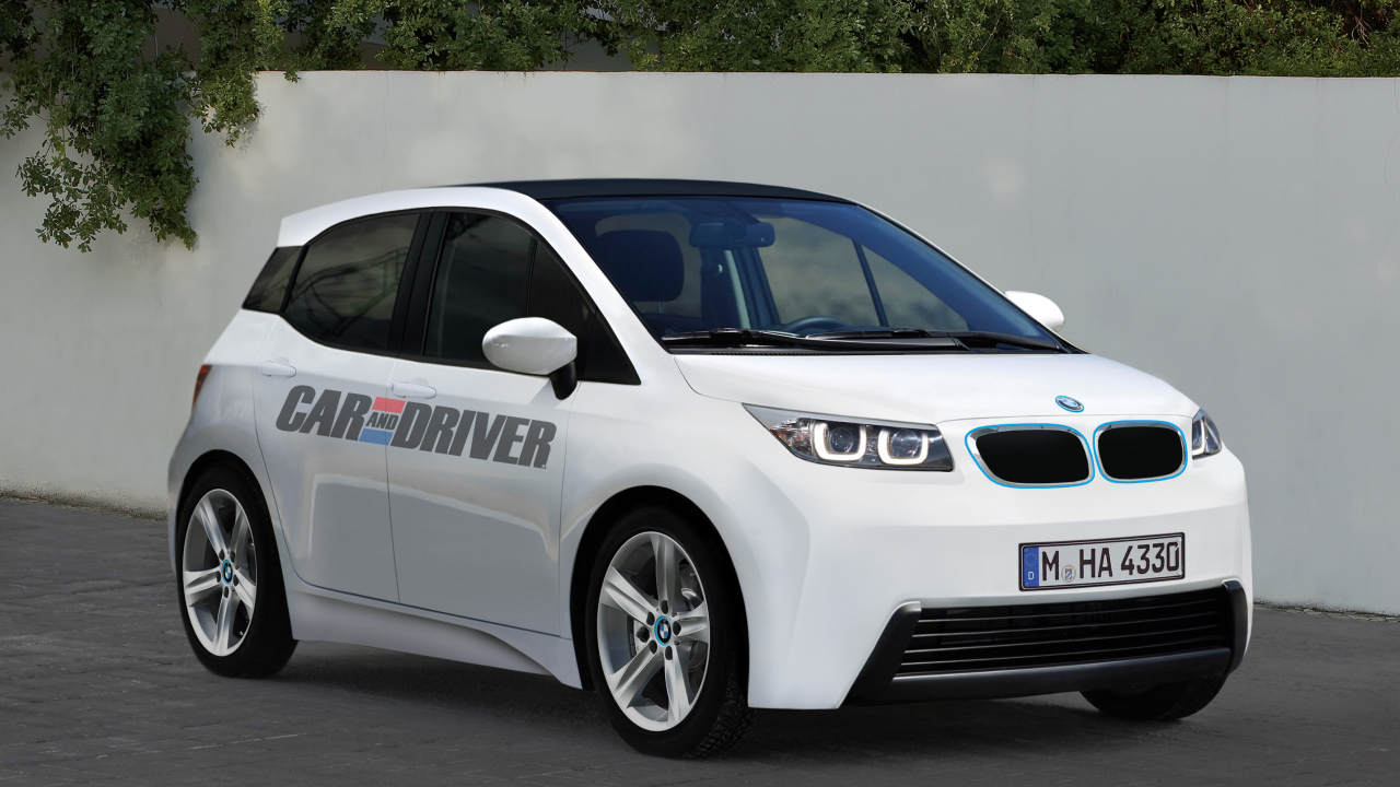 Белый BMW i3 на дороге