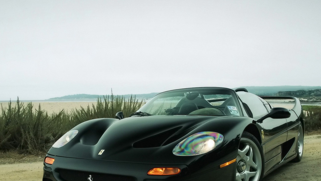 Ферари кабриолет на дороге