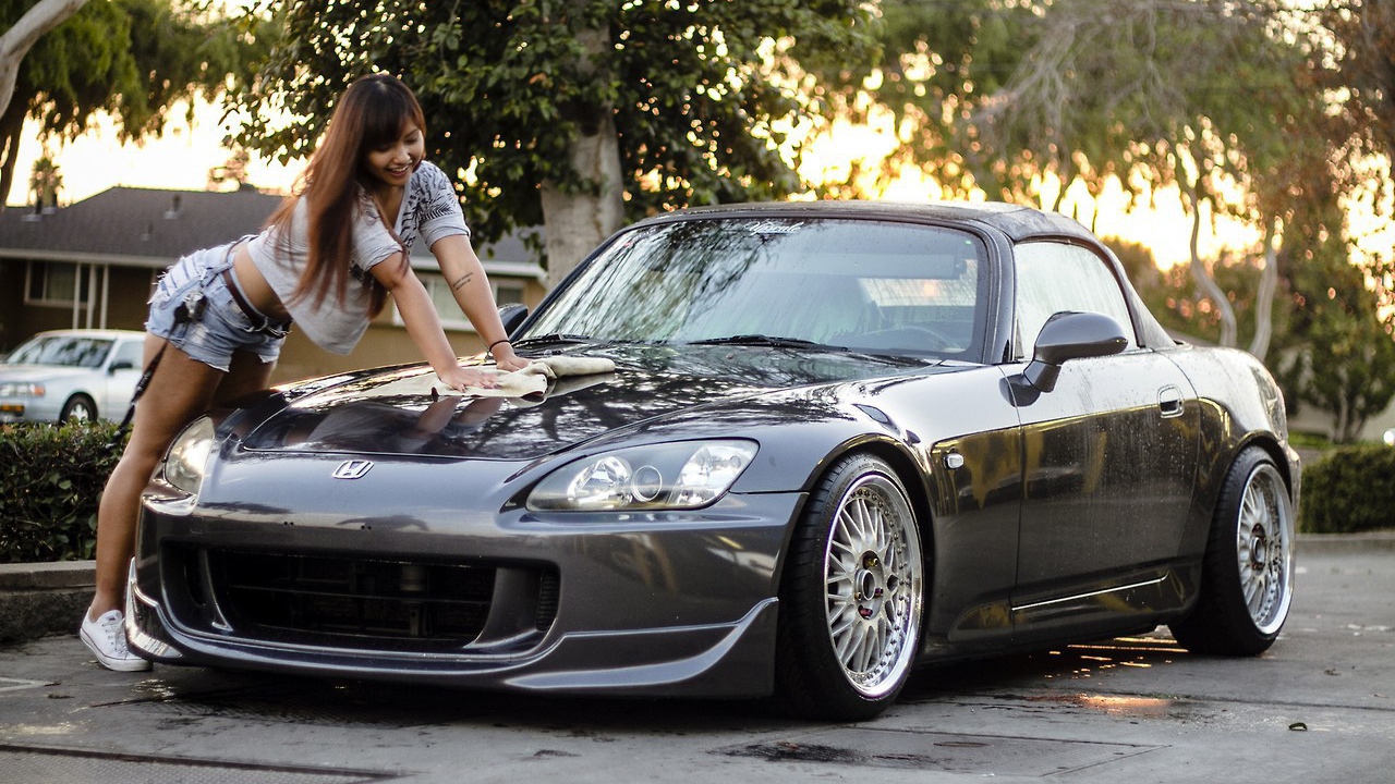 Девушка моет Хонду