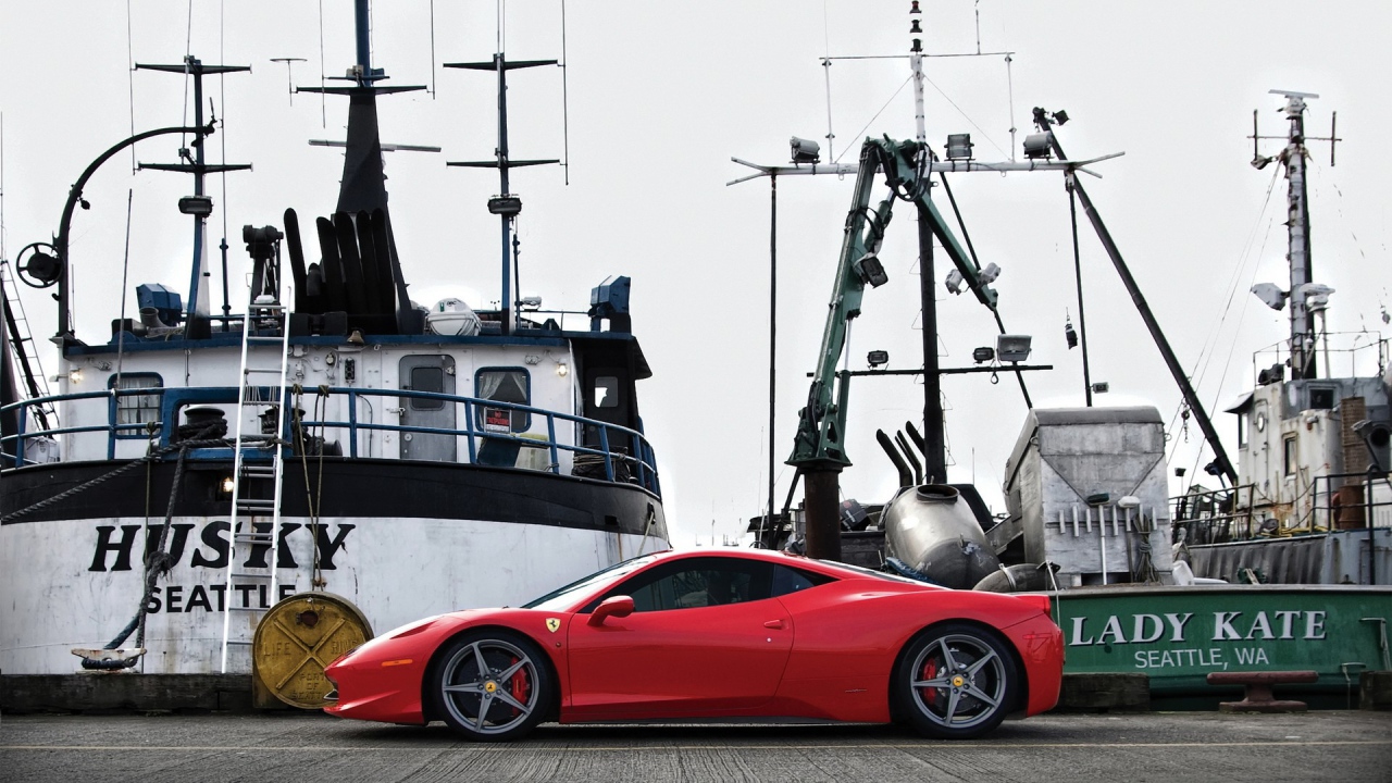 Красный автомобиль на пристани