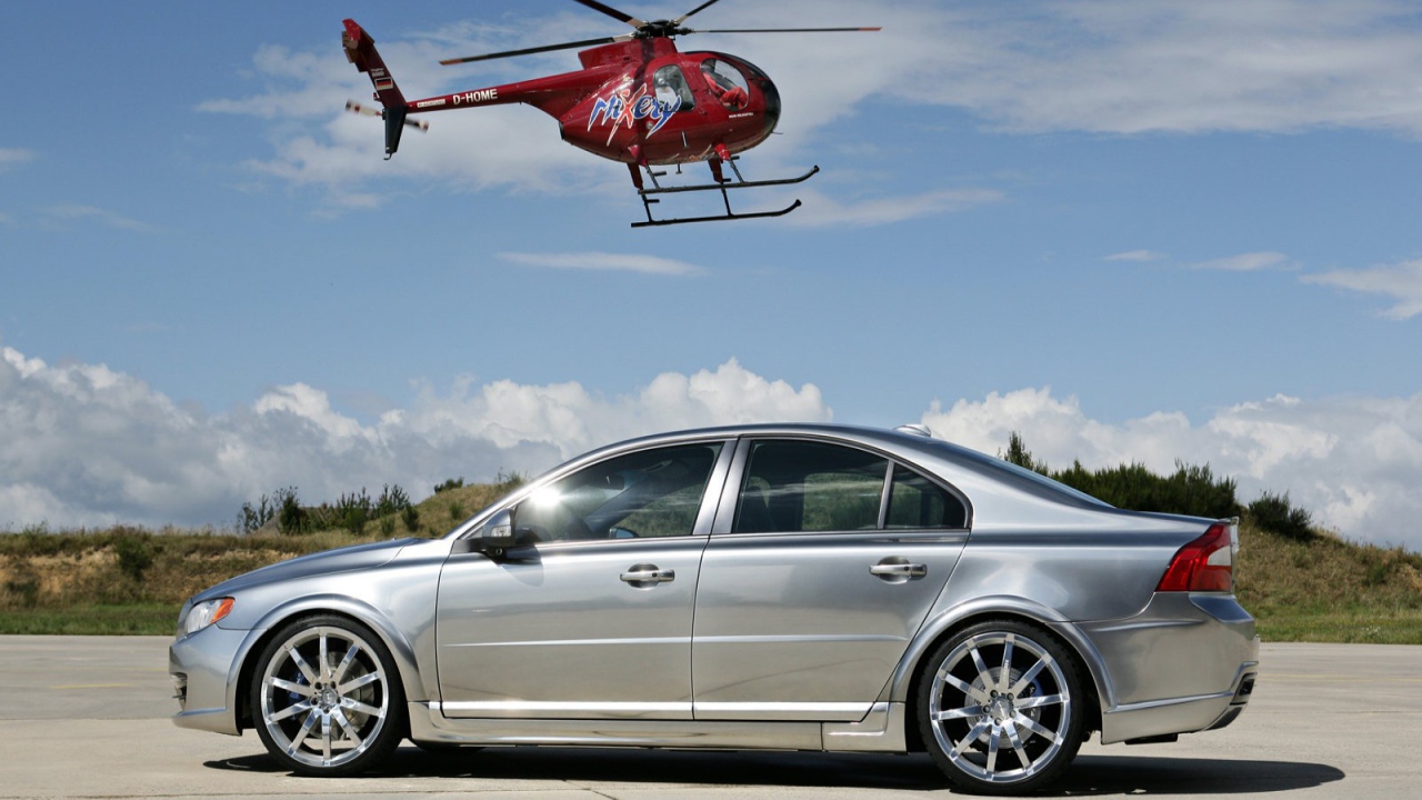 Серебряная Volvo S80 и вертолет