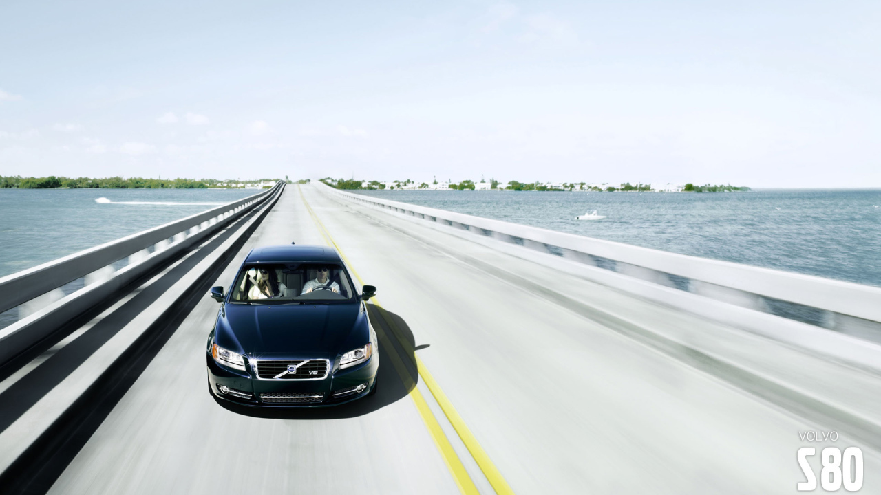 Volvo S80 находится на мосту Майами