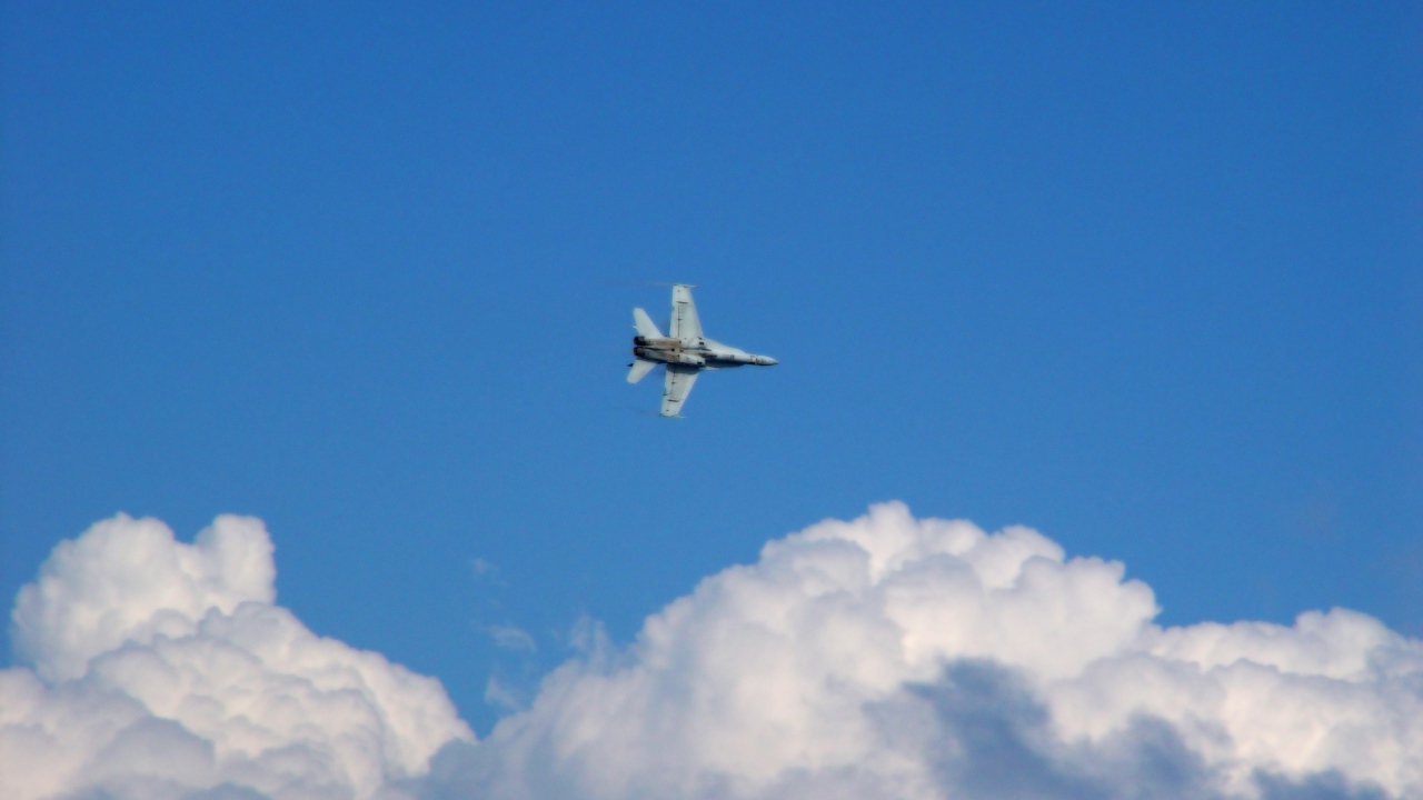 Военный самолет в облаках